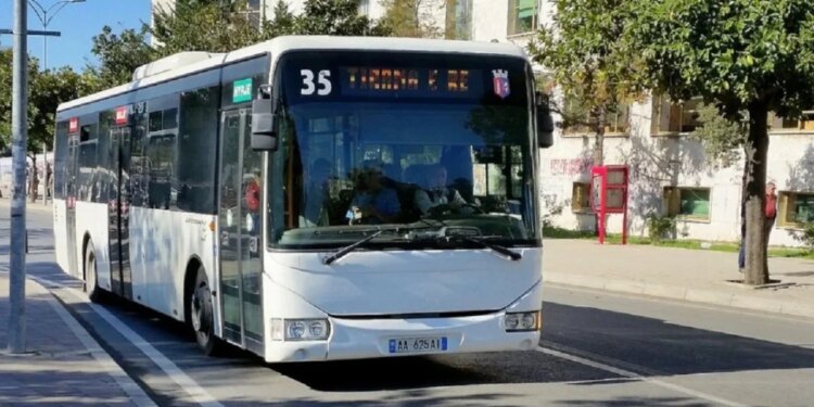 Bileta e autobusit 70 lekë dhe pagesa me POS? Shoqata e Transportit kërkon sqarim nga shteti për sistemet