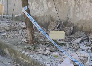 Bordura e çatisë rrëzohet në godinë banimi në Durrës; familjet shqetësohen për amortizimin e fasadave, thirrje bashkisë urgjente