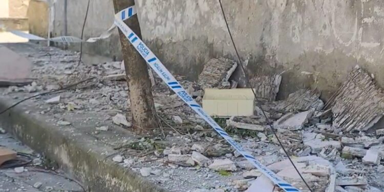 Bordura e çatisë rrëzohet në godinë banimi në Durrës; familjet shqetësohen për amortizimin e fasadave, thirrje bashkisë urgjente