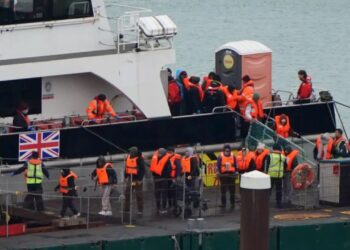 Britania beson tek IA për identifikimin e emigrantëve të paligjshëm; organizatat e të drejtave të njeriut reagojnë: Mizore!