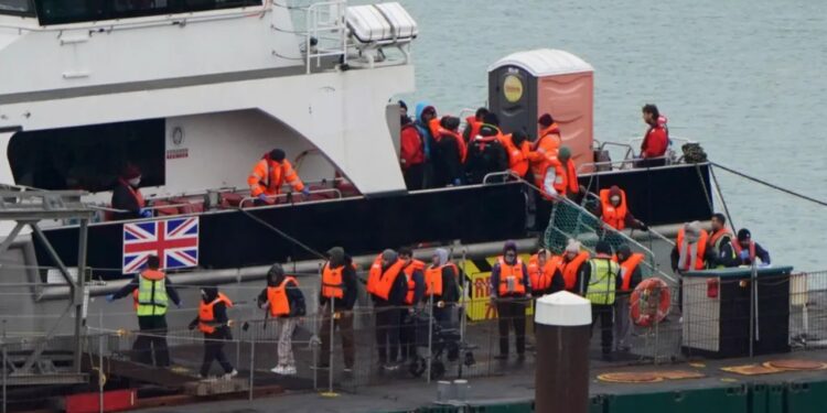 Britania beson tek IA për identifikimin e emigrantëve të paligjshëm; organizatat e të drejtave të njeriut reagojnë: Mizore!