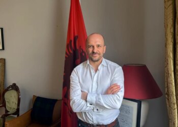 Britanikët përdorin fjalën shqiptar si instrument retorik; Ferizi: Fyerja e shqiptarëve më e leverdishme se shëndeti dhe arsimi
