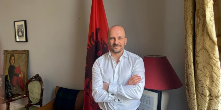 Britanikët përdorin fjalën shqiptar si instrument retorik; Ferizi: Fyerja e shqiptarëve më e leverdishme se shëndeti dhe arsimi