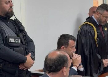 Çfarë mungoi në seancën e Veliajt, cilët personazhe publike morën pjesë dhe momenti i puthjes së dorës