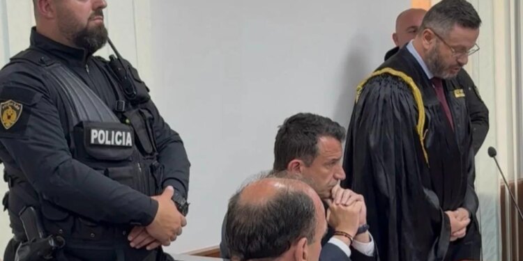 Çfarë mungoi në seancën e Veliajt, cilët personazhe publike morën pjesë dhe momenti i puthjes së dorës