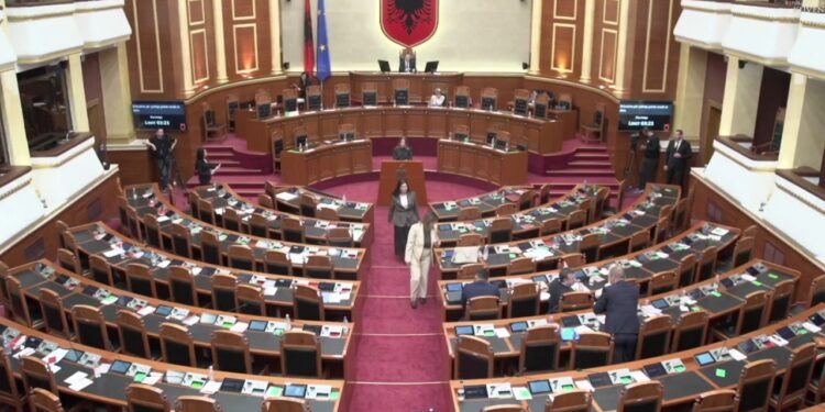Debati për dialektin në Parlament: Gjuhëtarja thotë se duhet ruajtur gjuha standarde, përndryshe anarki