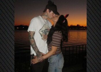 Demi Lovato ndan moment romantik me bashkëshortin: puthje në perëndim të diellit dhe surprizë në skenë