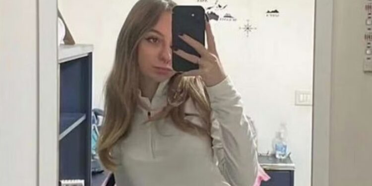 Dënohet me burgim të përjetshëm indiani 20-vjeçar që e qëlloi 77 herë me gërshërë dhe mbyti studentes italiane