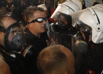 Deputetët e PD me maska dhe përballje frontale: çfarë nuk u pa në protestën e tetë të opozitës