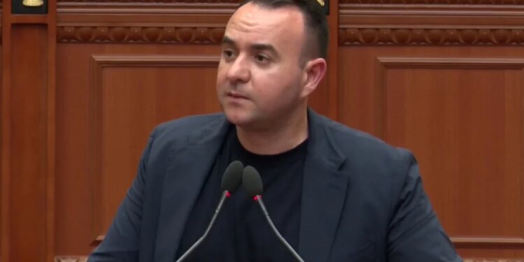 Deputeti Balliu tregon kushtet e paraburgimit të ish-presidentit Meta: biblioteka me 15 libra, dhoma 2x2 pa sinjal