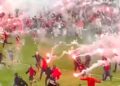 Derbi i Pragës shpërthen në kaos dhe dhunë, huliganët pushtojnë fushën, shihni videon