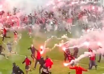 Derbi i Pragës shpërthen në kaos dhe dhunë, huliganët pushtojnë fushën, shihni videon