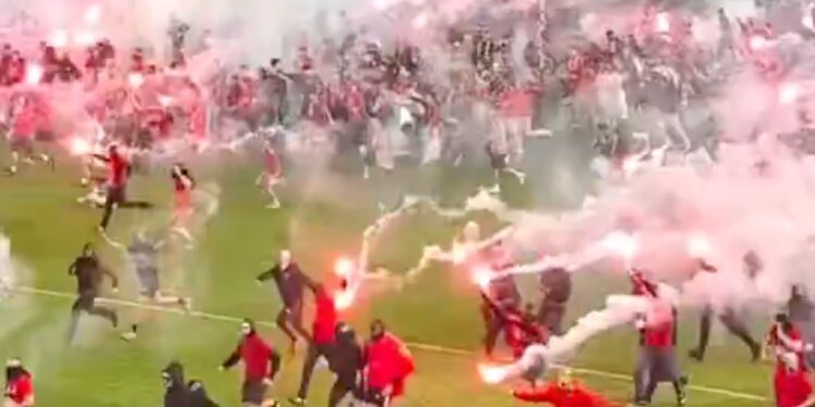 Derbi i Pragës shpërthen në kaos dhe dhunë, huliganët pushtojnë fushën, shihni videon