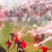 Derbi i Pragës shpërthen në kaos dhe dhunë, huliganët pushtojnë fushën, shihni videon