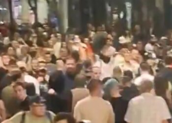 Dhjetëra mijëra protestojnë në Serbi kundër qeverisë dhe përplasen me policinë; presion ndaj Vuçiçit për zgjedhje parakohshme