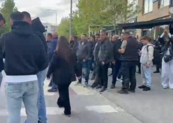 Dhuna ndaj kreut të Vetëvendosjes në Skënderaj: Kryetari i komunës thirret për të dëshmuar, qytetarët mësyjnë komisariatin