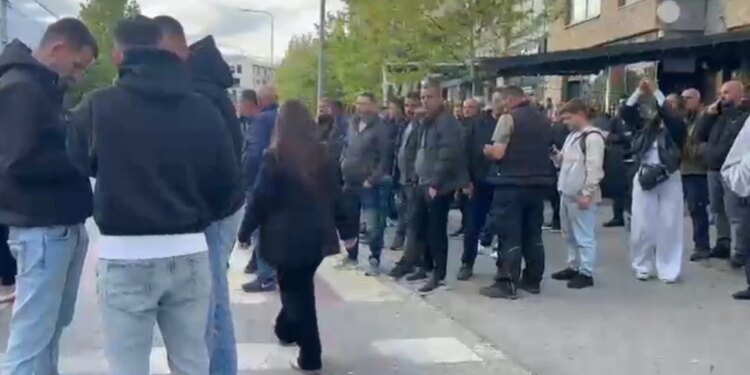 Dhuna ndaj kreut të Vetëvendosjes në Skënderaj: Kryetari i komunës thirret për të dëshmuar, qytetarët mësyjnë komisariatin