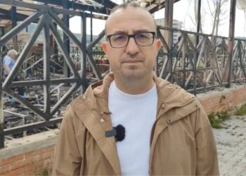 Djegia e tregut në Lushnje, deputeti Korreshi: Të zbulohet shkaku, të dëmshpërblehen tregtarët dhe të rikonceptohet projekti