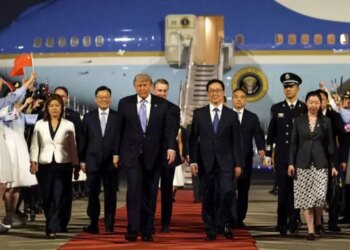 Donald Trump mbërrin në Kinë për një takim me rrezik të lartë me Xi Jinping, pritet nga zëvendëspresidenti