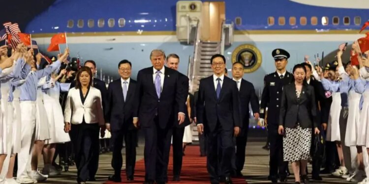 Donald Trump mbërrin në Kinë për një takim me rrezik të lartë me Xi Jinping, pritet nga zëvendëspresidenti