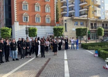 Dy muaj pas vdekjes së Xhuana Nikollajt, afërmit dhe qytetarët e Lezhës ndezin qirinj në kujtim të saj