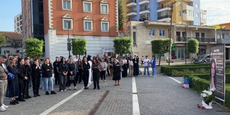 Dy muaj pas vdekjes së Xhuana Nikollajt, afërmit dhe qytetarët e Lezhës ndezin qirinj në kujtim të saj