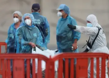 Dy pasagjerë të riatdhesuar nga anija turistike rezultojnë pozitivë me Hantavirus; 54 persona mbeten në bord
