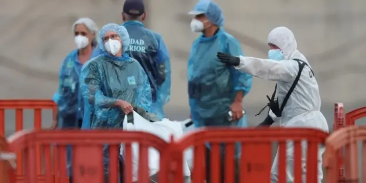 Dy pasagjerë të riatdhesuar nga anija turistike rezultojnë pozitivë me Hantavirus; 54 persona mbeten në bord