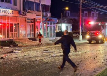 Dy të plagosur nga sulmi rus në bllok apartamentesh në Rumani, zëdhënësi i NATO-s dënon pakujdesinë e Rusisë