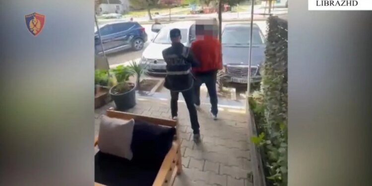 E ktheu lokalin në bazë për shitjen e drogës, arrestohet 32-vjeçari në Prrenjas; sekuestrohen kokainë dhe shuma parash