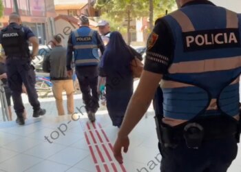 E rëndë në Tiranë: Një grua hyn me thikë në Gjykatën e Shkallës së Parë, arrestohet nga policia