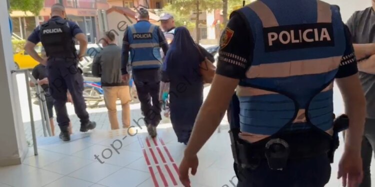 E rëndë në Tiranë: Një grua hyn me thikë në Gjykatën e Shkallës së Parë, arrestohet nga policia