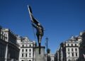 E vërteta e statujës misterioze në Londër: Banksy konfirmon autorësinë, si e ndërtoi kaq shpejt skulpturën monumentale