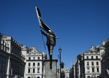 E vërteta e statujës misterioze në Londër: Banksy konfirmon autorësinë, si e ndërtoi kaq shpejt skulpturën monumentale