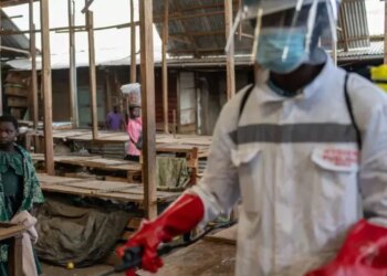 Ebola rikthen frikën në Afrikë: mbi 200 viktima, 10 shtete në rrezik