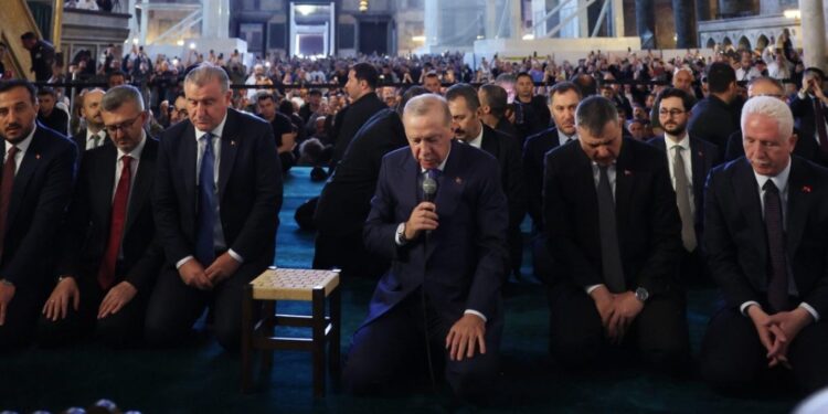 Erdogan lexon Kuranin në Aja Sofia për rënien e Kostandinopojës; marshime, lutje dhe ngjarje masive në Turqi