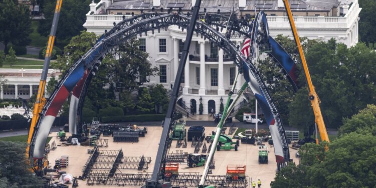 Event spektakolar i Arteve Marciale jashtë Shtëpisë së Bardhë; ndeshjet në ditëlindjen e 80-të të Donald Trump