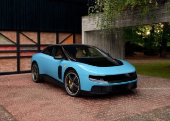 Ferrari vihet nën shënjestër, kompania e njohur kryqëzohet pas prezantimit të makinës së re elektrike; aksionet bien frikshëm