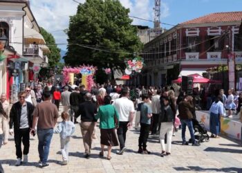 Festa e luleve bashkon qytetarët në Shkodër: ngjyra, pranverë dhe traditë në zemër të qytetit