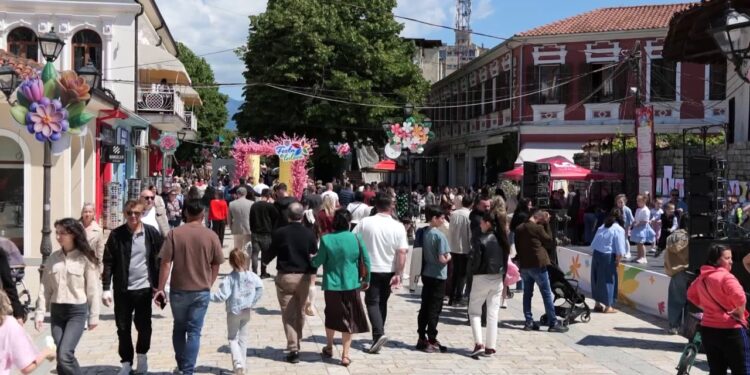 Festa e luleve bashkon qytetarët në Shkodër: ngjyra, pranverë dhe traditë në zemër të qytetit
