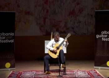 Festivali i Kitarës në Tiranë: kitaristi Goran Krivokapic performon në edicionin jubilar të festivalit ndërkombëtar