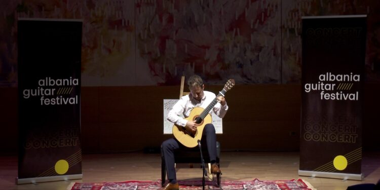 Festivali i Kitarës në Tiranë: kitaristi Goran Krivokapic performon në edicionin jubilar të festivalit ndërkombëtar