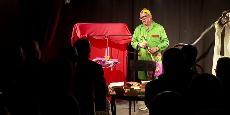 Festivali i monodramës Flasim shqip i qendrës teatrore Naum Shundi rikthehet në edicionin e dytë