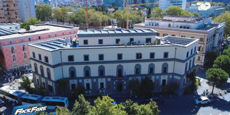 Fiks Fare/ E martuar në jetë, beqare në sistem — qytetarja lidh kurorë por nuk regjistrohet në e-Albania