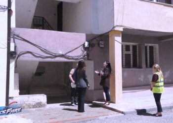 Fiks Fare/ Rikonstruksion me kokë ulur, banorët në Laç nuk futen në pallat pa përplasur kokën në hyrje