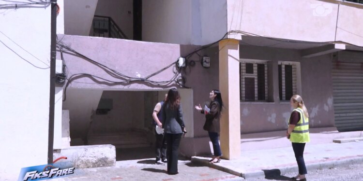 Fiks Fare/ Rikonstruksion me kokë ulur, banorët në Laç nuk futen në pallat pa përplasur kokën në hyrje