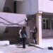Fiks Fare/ Rikonstruksion me kokë ulur, banorët në Laç nuk futen në pallat pa përplasur kokën në hyrje