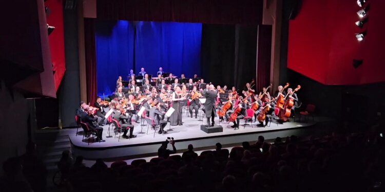 Filarmonia e Kosovës në Korçë: Koncert i veçantë, qytetarët shijuan muzikën e trevave shqiptare