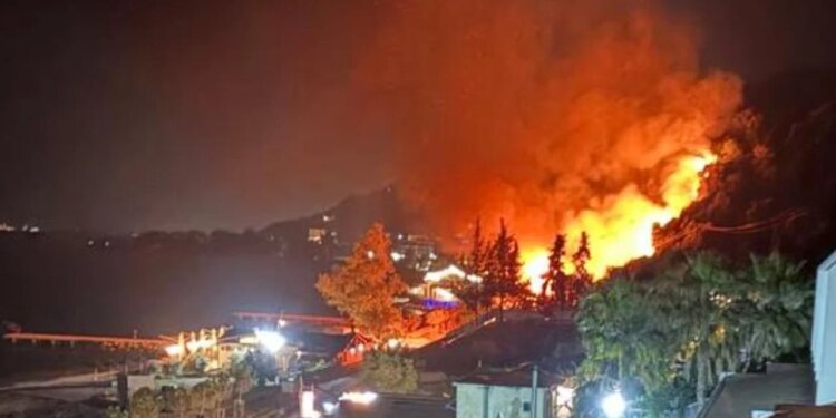 Flakët përfshinë biznesin në Radhimë; pronarët dyshojnë për zjarrvënie të qëllimshme