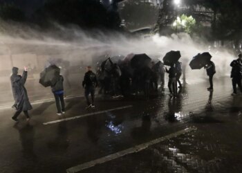 Foto: Molotovët e protestuesve të PD-së, policia u kundërpërgjigjet, uji me presion kap edhe Berishën